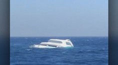 Otec trojčlennej rodiny z potopenej lode v Egypte je na zozname zachránených. Stále však nevedia, kde sa nachádza