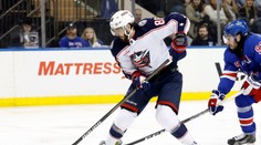 VIDEO: Gól noci v NHL nemal chybu. Marchenko špekulantsky skóroval spoza brány