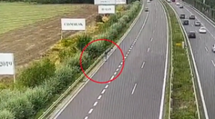 VIDEO: Drzosť alebo hlúposť? Muž jazdil po diaľnici na elektrokolobežke