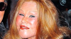 Mačacia žena je zasnúbená. Prsteň je taký drahý, že ju musí strážiť ochranka