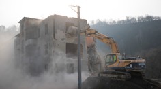 Dom hrôzy už viac nebude strašiť. Najškaredšiu bytovku na Horehroní začali búrať