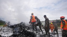 OBRAZOM: Pád lietadla v Nepále zachytila kamera, z 19-člennej posádky prežil iba pilot