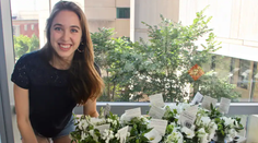 Nie nadarmo má mladá lekárka meno „Láska": Rozdáva kvety zo svadieb osamelým pacientom