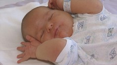 Nadmerne veľké bábätko prekvapilo lekárov aj rodičov. Je to poriadny hladoš