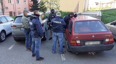 Razia NAKA vo Veľkom Krtíši: Muž vydieral exekútorku mafiánskymi praktikami z 90. rokov
