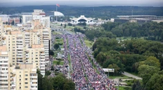 VIDEO: Bielorusi vyšli do ulíc. V Minsku Proti Lukašenkovi protestovalo 100-tisíc ľudí