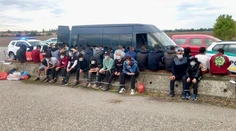 Natlačení ako sardinky. Z modrej dodávky v Kalnej nad Hronom vyskákalo vyše tridsať migrantov