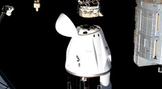 Astronauti uviaznutí na ISS opustili stanicu a smerujú na Zem