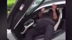 Má luxusné auto, ale nedokáže z neho vystúpiť. Obézny muž baví internet