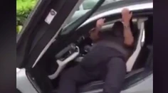 Má luxusné auto, ale nedokáže z neho vystúpiť. Obézny muž baví internet