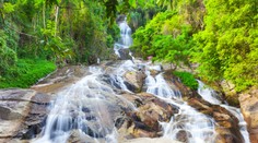 Turista si chcel spraviť selfie. Spadol do vodopádu a zomrel