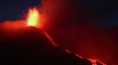 Veľkolepý pohľad: Žeravá červená láva sopky Etna vystreľuje do nočnej oblohy