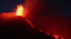 Veľkolepý pohľad: Žeravá červená láva sopky Etna vystreľuje do nočnej oblohy