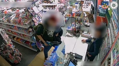 VIDEO: Muž v Česku napadol predavačku motorovou pílou. Život jej zrejme zachránil okoloidúci