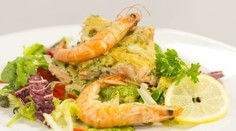 RECEPT NA DNES: Zapekaný losos s cesnakovými krevetkami
