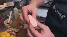 Mäso je vďaka nej šťavnaté a má lepšiu textúru. Kuchári na túto metódu varenia nedajú dopustiť