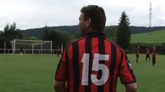 Spoznávate tohto muža? Hokejová hviezda odohrala futbalový zápas