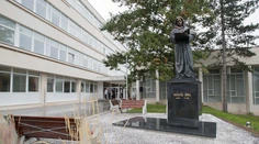Univerzita M. Bela má 25 rokov, polyhistorovi odhalili v areáli sochu