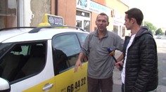 Z taxikára hrdina. Aj vďaka nemu dobodaní mladíci prežili
