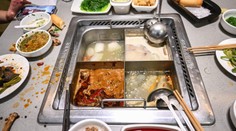 Internetom koluje virálne video, ako sa mladíci mali vymočiť do polievky v reštaurácii. Podnik sa snaží o veľkú kompenzáciu