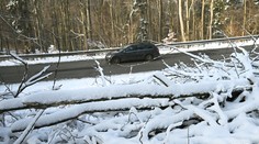 Na niektorých slovenských cestách je zľadovatený sneh. Pozor si treba dať aj na snehové jazyky