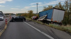 Vážna dopravná nehoda na D2. Vodičov odkláňajú mimo diaľnicu
