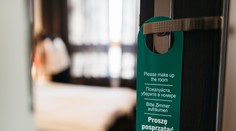 Dovolenková rada letušky: Po príchode do hotelovej izby hoďte fľašu vody pod posteľ