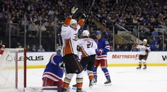 VIDEO: Regenda má v NHL prvé body. Najmä jeho kombinácia na jeden dotyk je ako z učebnice