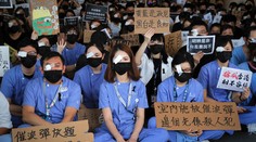 Letisko v Hongkongu sa vracia do normálu, ďalší vývoj protestov je nejasný