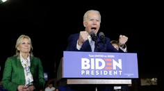 Biden zvíťazil v deviatich štátoch, v počte delegátov predbehol Sandersa