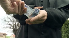 Pozor na podvodníka! Falošný farár chodí po domoch a pýta peniaze