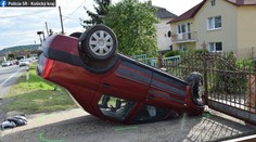 Vážna dopravná nehoda: Auto skončilo po náraze na streche, zasahoval aj vrtuľník