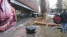 Silný vietor na východe strhával strechy