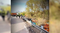 Prevrátený kamión pri Humennom úplne zablokoval cestu. Na mieste zasahujú záchranné zložky