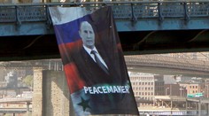 Putin dnes oslavuje narodeniny, z mosta v New Yorku visel jeho portrét
