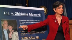 Epstein s Maxwellovou znásilnili ženu pred zrakom jej syna. Pohrozili, že ich hodia aligátorom