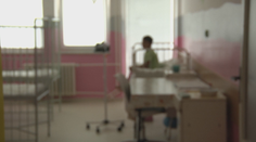 Chlapec zomrel v nemocnici mesiace po ťažkej autonehode. Rodičia majú pochybnosti o liečbe