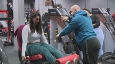 Dva odlišné prístupy k cvičeniu: Pokojné cvičenie vo vlastnom tempe alebo krik od razantného trénera?