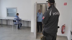 Študovali zdravotníctvo a nie bojové umenia. Očkovacie tímy musí chrániť polícia