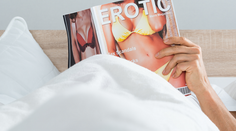 Muža zabila vášeň. Počas „listovania“ ho privalil šesťtonový regál plný porno časopisov