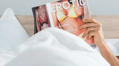 Muža zabila vášeň. Počas „listovania“ ho privalil šesťtonový regál plný porno časopisov