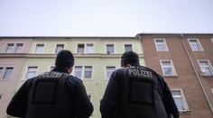 Hrôzostrašný nález v byte v Nemecku. Vedľa troch mŕtvych detí (†1, 2, 3) ležal aj zosnulý muž