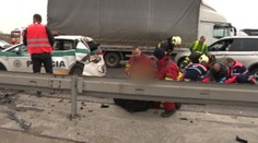 V Bratislave sa zrazil kamión s osobným a policajným autom, dvaja policajti sú ťažko zranení