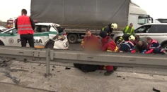 V Bratislave sa zrazil kamión s osobným a policajným autom, dvaja policajti sú ťažko zranení