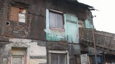 Oproti týmto domom zo Spiša je aj veža v Pise “šuviks“