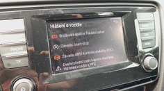 Lucia si našla poškodené auto. Keď policajti pozreli záznam kamery, neverili vlastným očiam