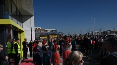 VIDEO: Biedronka otvorila svoj prvý obchod. Pred vchodom sa tlačili stovky ľudí