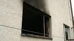 Rušná noc v bytovke v Brusne. Obyvatelia zavolali na hlučného suseda políciu, ten mal neskôr podpáliť byt