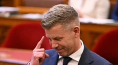 V Maďarsku sa začína nová éra. Parlament zvolil Pétera Magyara za premiéra