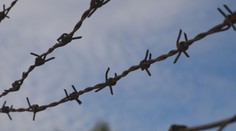 Ostnatý drôt v záhrade. V najzápadnejšej obci stále nájdeme stopy po totalite